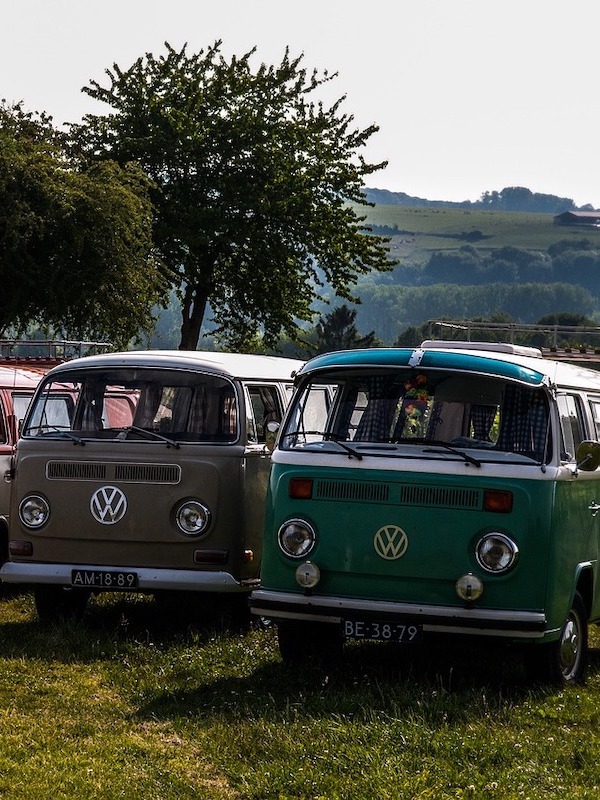Imagen de buses a la finca durante el día de la boda